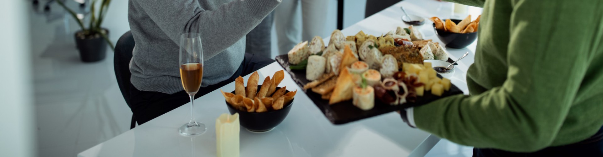 Корпоративні свята в умовах обмеженого бюджету: як кейтеринг допоможе зекономити