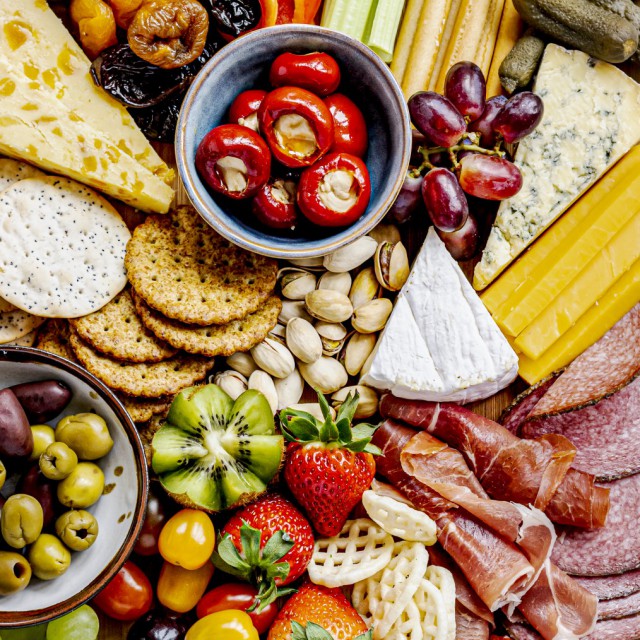 Топ фуршетних закусок: що має бути на столі для сучасного свята