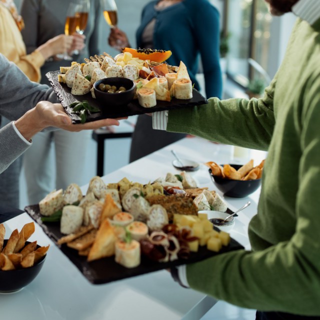 Корпоративні свята в умовах обмеженого бюджету: як кейтеринг допоможе зекономити