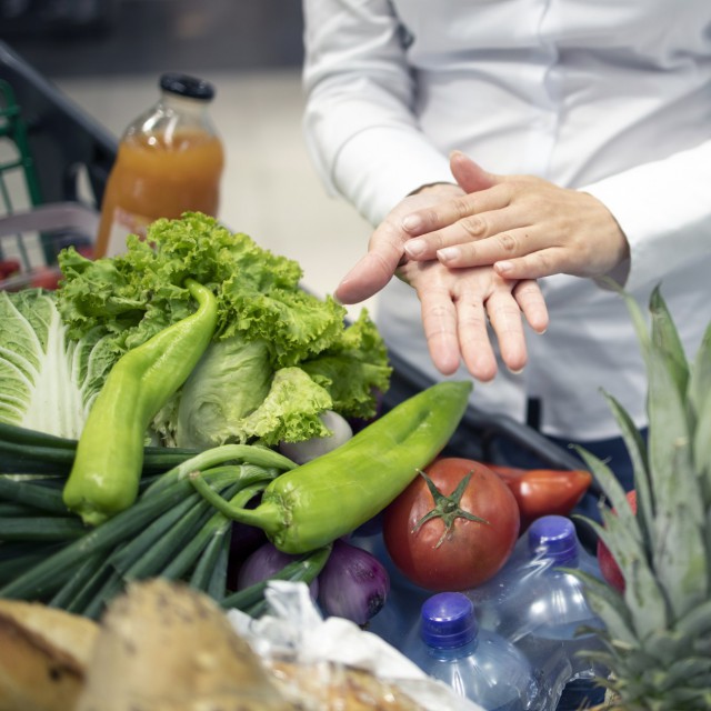 Санітарні стандарти в кейтерингу: як забезпечити безпеку продуктів і гостей