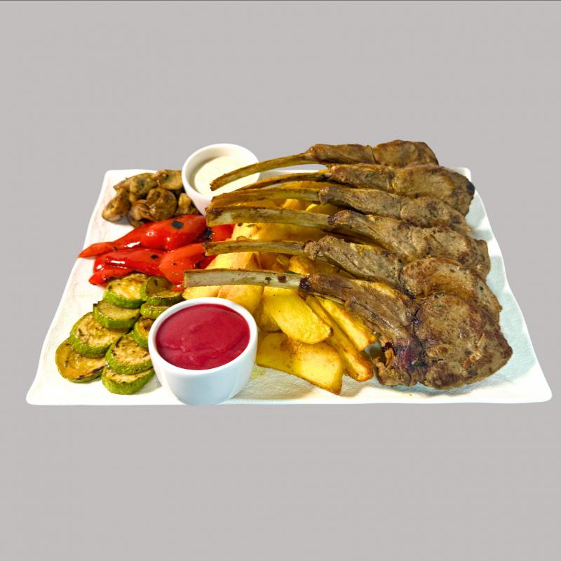 Каре з телятиною , картоплею та овочами