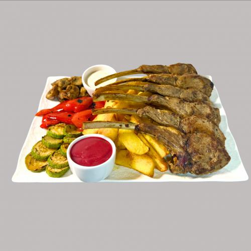 Каре з телятиною , картоплею та овочами